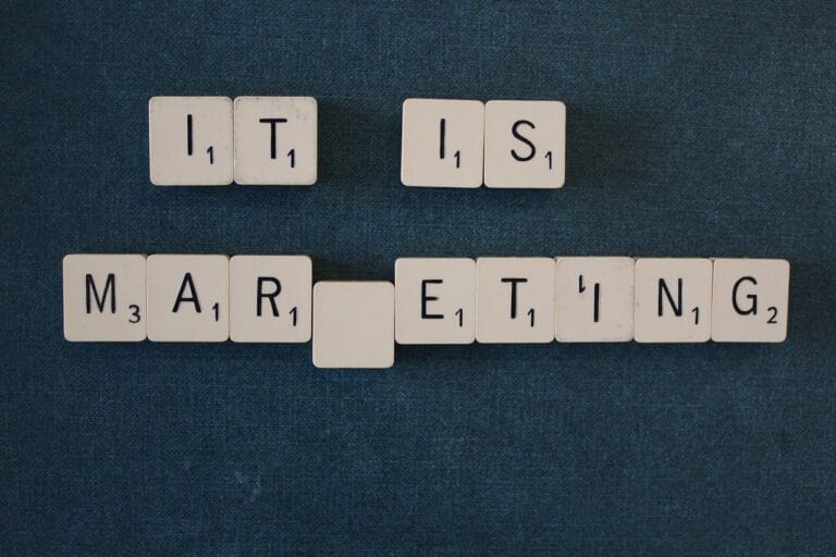 Historia marketingu szeptanego: od ust do internetu