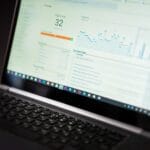Laptop z panelem analitycznym do śledzenia danych SEO i fraz long tail