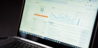 Laptop z panelem analitycznym do śledzenia danych SEO i fraz long tail