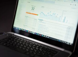 Laptop z panelem analitycznym do śledzenia danych SEO i fraz long tail