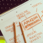 Notatki z technikami optymalizacji Amazon i ołówki na biurku