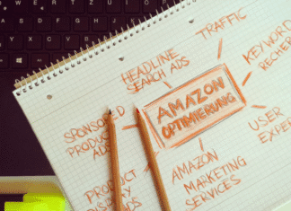 Strategie remarketingowe, które łączą Google Ads, Meta Ads i e-mail Notatki z technikami optymalizacji Amazon i ołówki na biurku