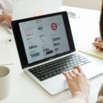 Spotkanie zespołu przy stole z laptopami i notatkami o SEO