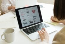 Jak pisać tytuły i meta opisy, które poprawiają CTR i szybkość zdobywania pozycji Spotkanie zespołu przy stole z laptopami i notatkami o SEO
