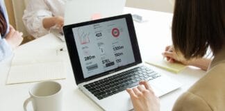 Spotkanie zespołu przy stole z laptopami i notatkami o SEO