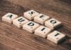Jak zrobić audyt SEO krok po kroku i nie pominąć kluczowych błędów Kafelki scrabble układające się w napis SEO Audit na drewnianym tle