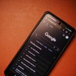 Smartfon wyświetlający trendy wyszukiwania Google nocą