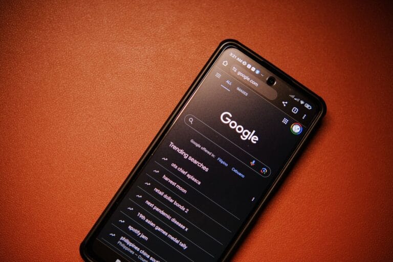 Smartfon wyświetlający trendy wyszukiwania Google nocą