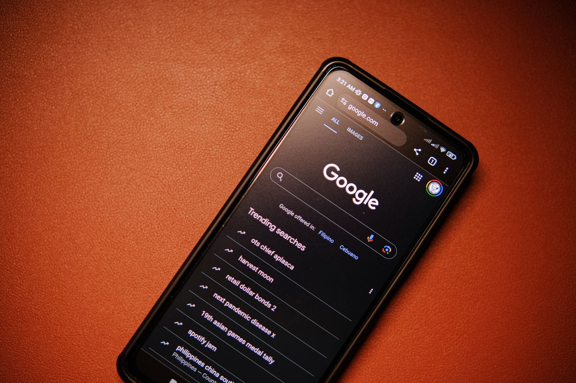 Smartfon z ikonami Google i innych aplik
