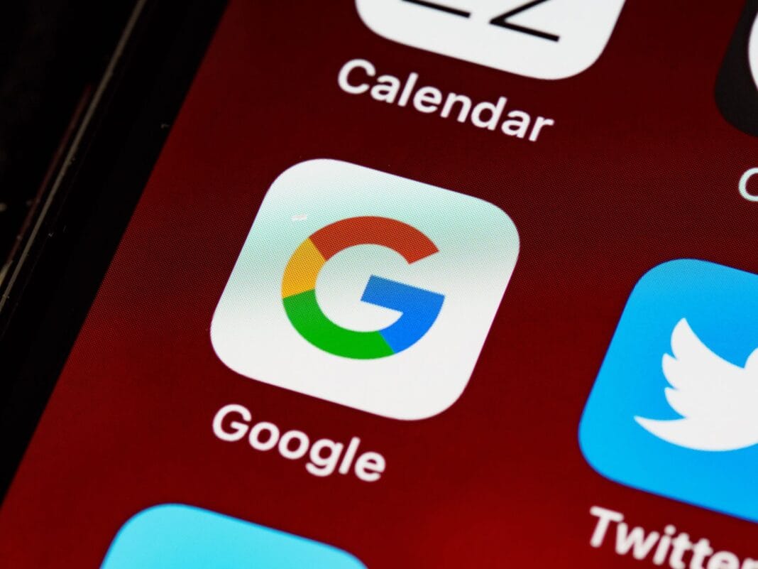 Smartfon z ikonami Google i innych aplik Smartfon z ikonami Google i innych aplik