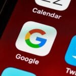 Smartfon z ikonami Google i innych aplik