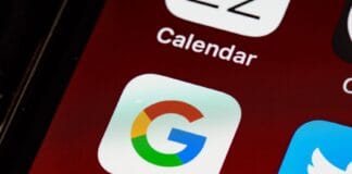 Smartfon z ikonami Google i innych aplik
