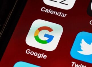 Reklama banerowa w sieci Google Display: formaty, wymiary i błędy obniżające CTR Smartfon z ikonami Google i innych aplik