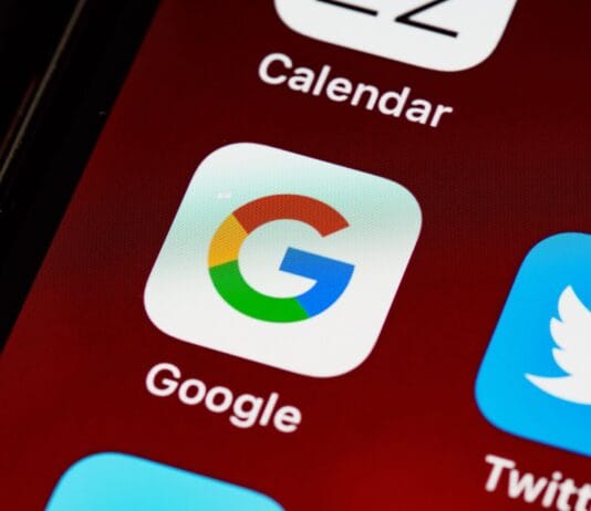 Smartfon z ikonami Google i innych aplik