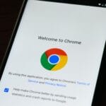 Smartfon z wyświetloną stroną powitalną