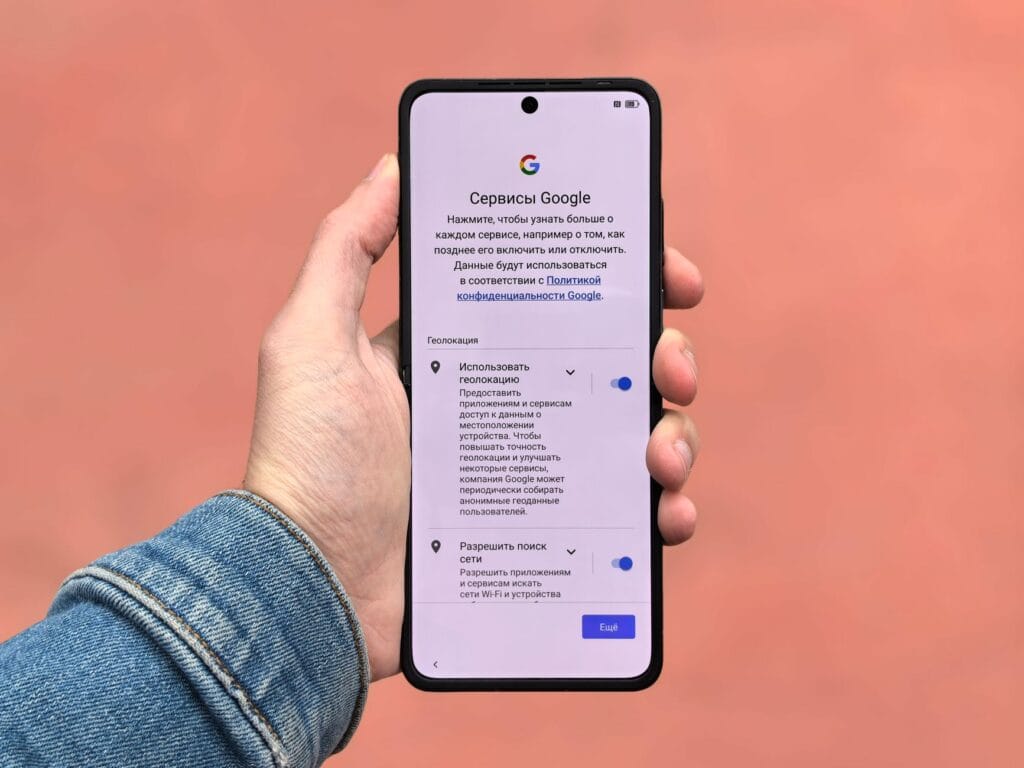 Smartfon z wyświetlonymi ustawieniami Google trzymany w dłoni
