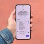 Smartfon z wyświetlonymi ustawieniami Google trzymany w dłoni