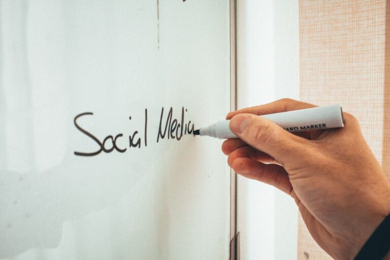 Mężczyzna piszący markerem na tablicy podczas szkolenia z social mediów