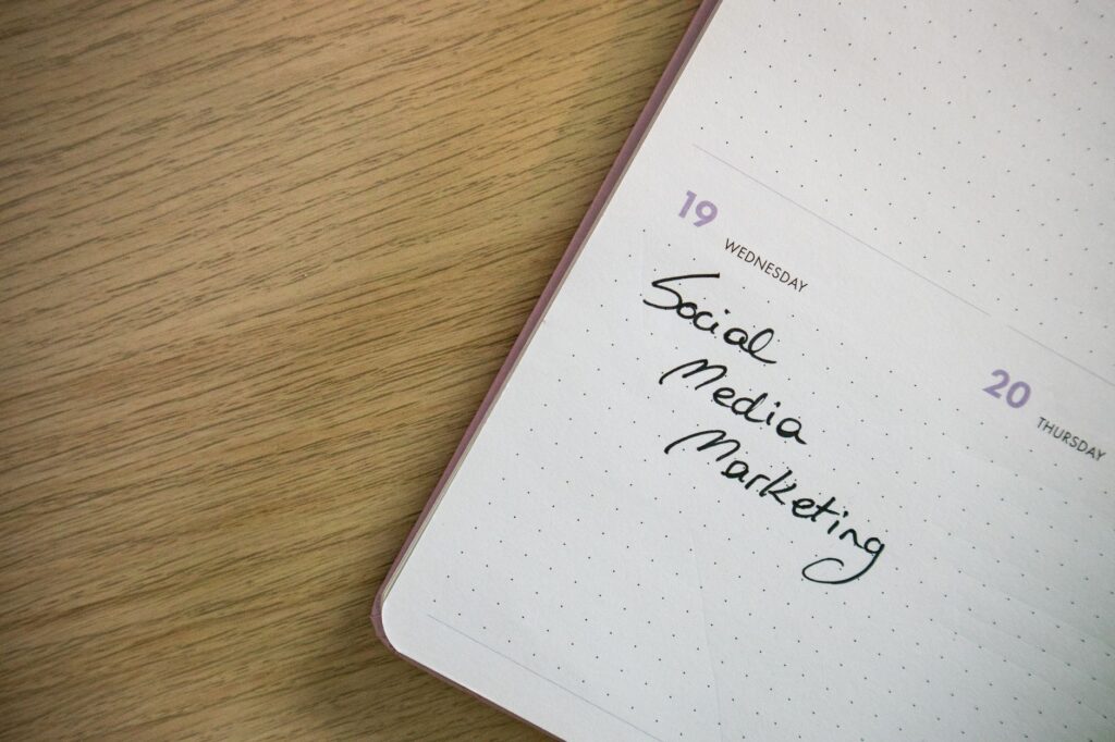 Zbliżenie na notes z odręcznym napisem Social Media Marketing